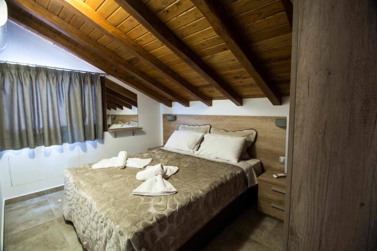 Golden Attic Apartment Nea Roda Exterior photo